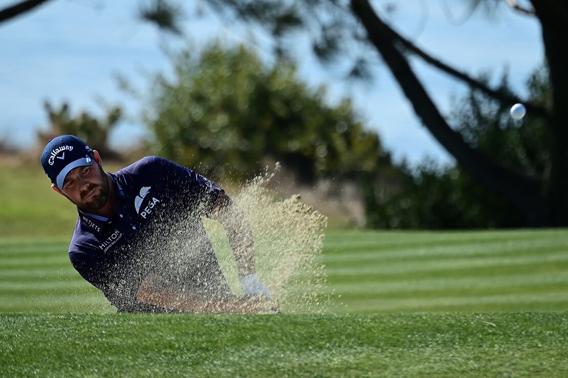 Marc Leishman schlägt den Ball aus dem Bunker