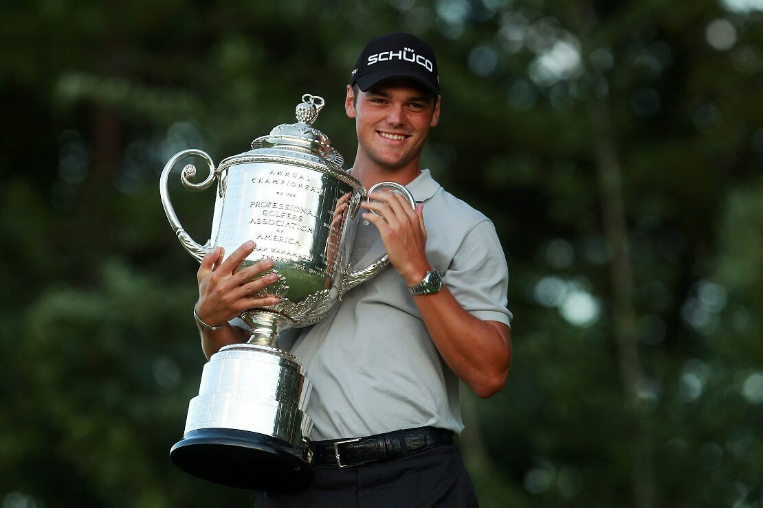 Martin Kaymer hält die Wanamaker Trophy in den Händen