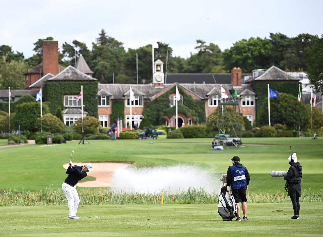 Martin Kaymer schlägt vor dem Clubhaus des The Belfry Golf Club ab