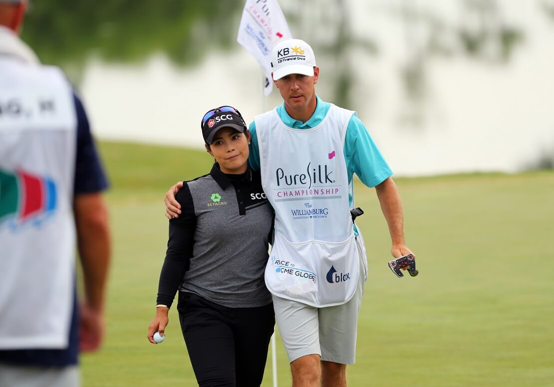 Moriya Jutanugarn läuft Arm in Arm mit ihrem Caddie über den Platz