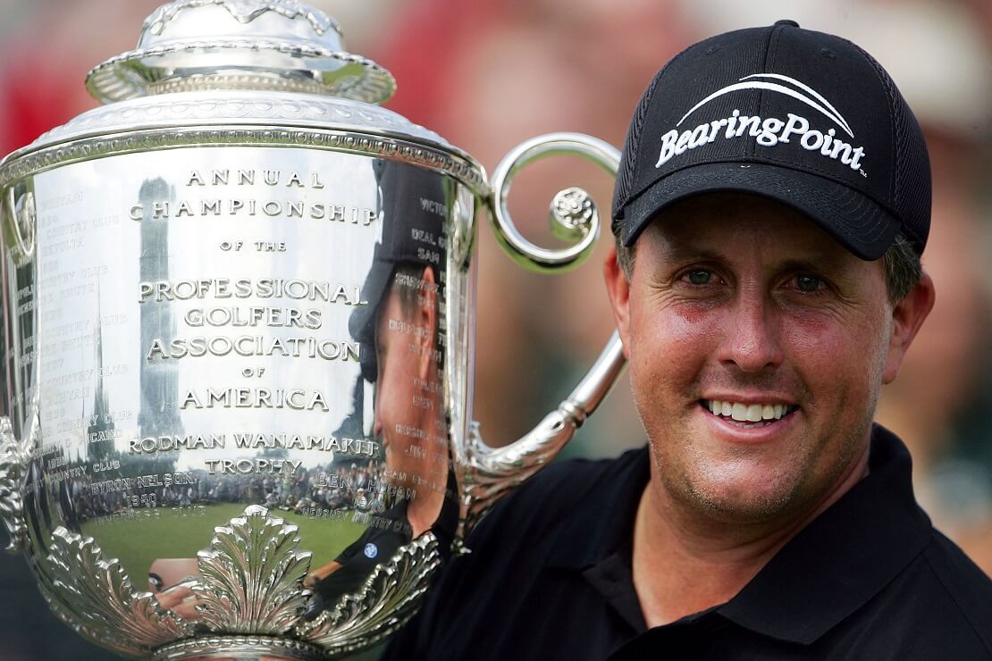 Phil Mickelson hält die Wanamaker Trophy der PGAA Championship in den Händen