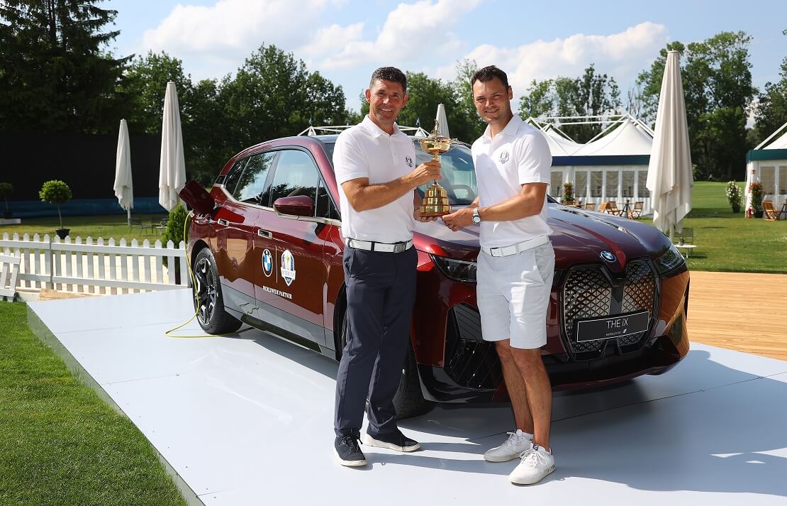 Martin Kaymer und Padraig Harrington vor einem BMW mit der Ryder-Cup-Trophäe