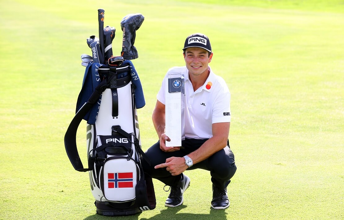 Viktor Hovland mit der Trophäe der BMW International Open