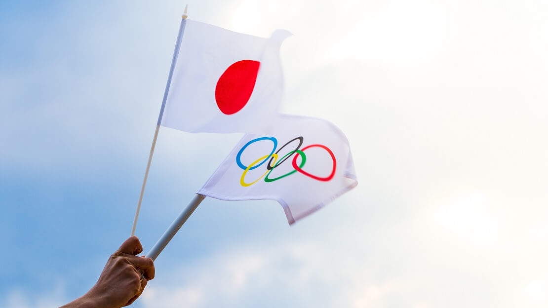 Japanische und olympische Flagge
