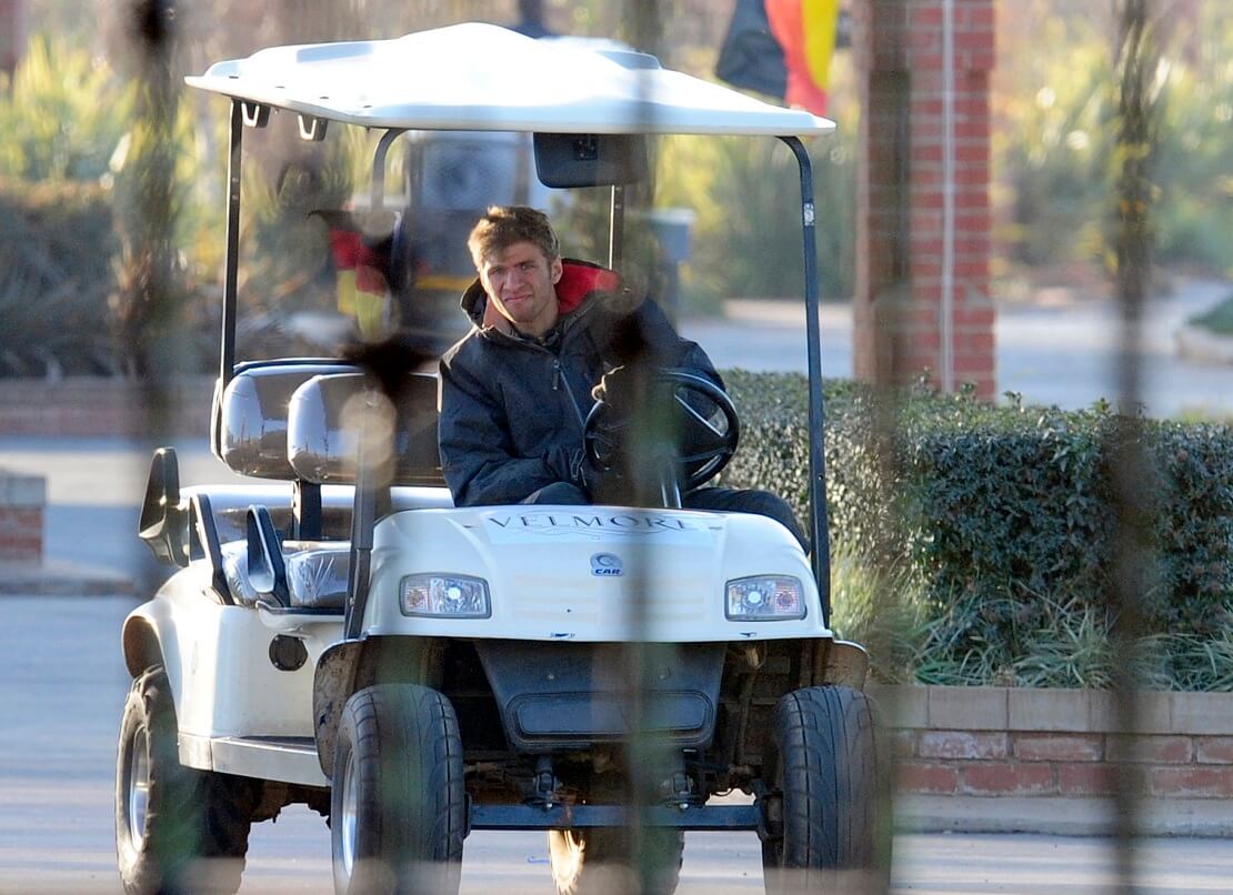 Fußball-Star Thomas Müller im Golfcart