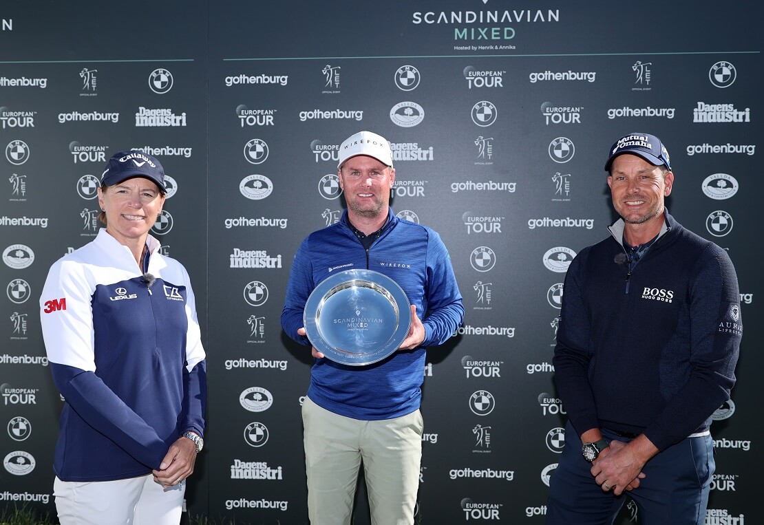 Annika Sörenstam, Jonathan Caldwell und Henrik Stenson posieren mit der Trophäe des Scandinavian Mixed
