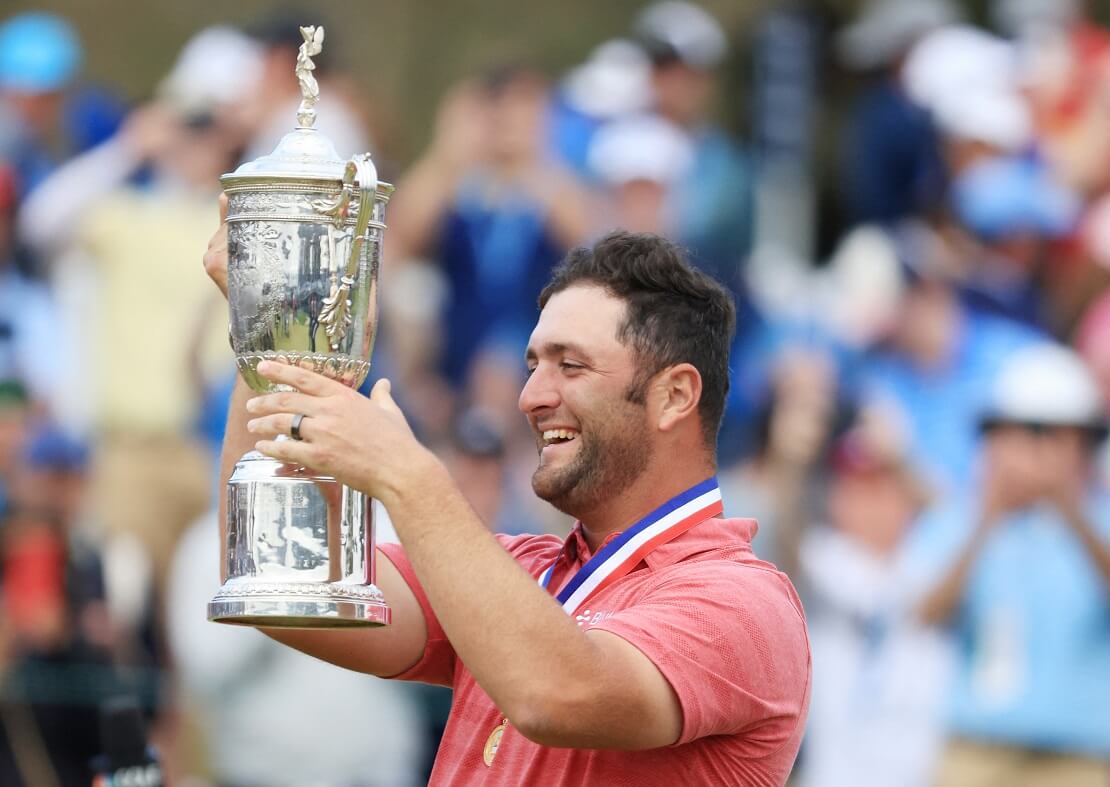 Jon Rahm hält die Trophäe der US Open 2021