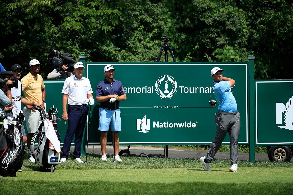 Jon Rahm schlägt beim Memorial Tournament ab.