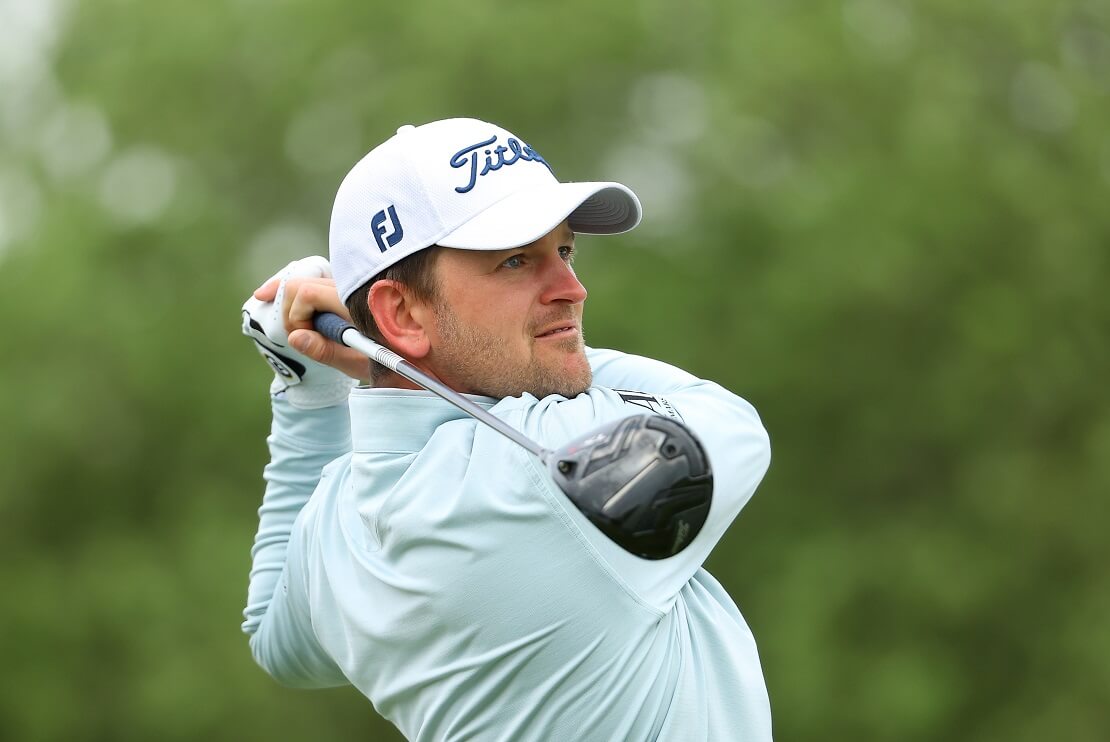 Bernd Wiesberger hält den Schläger nach dem Abschlag am Rücken