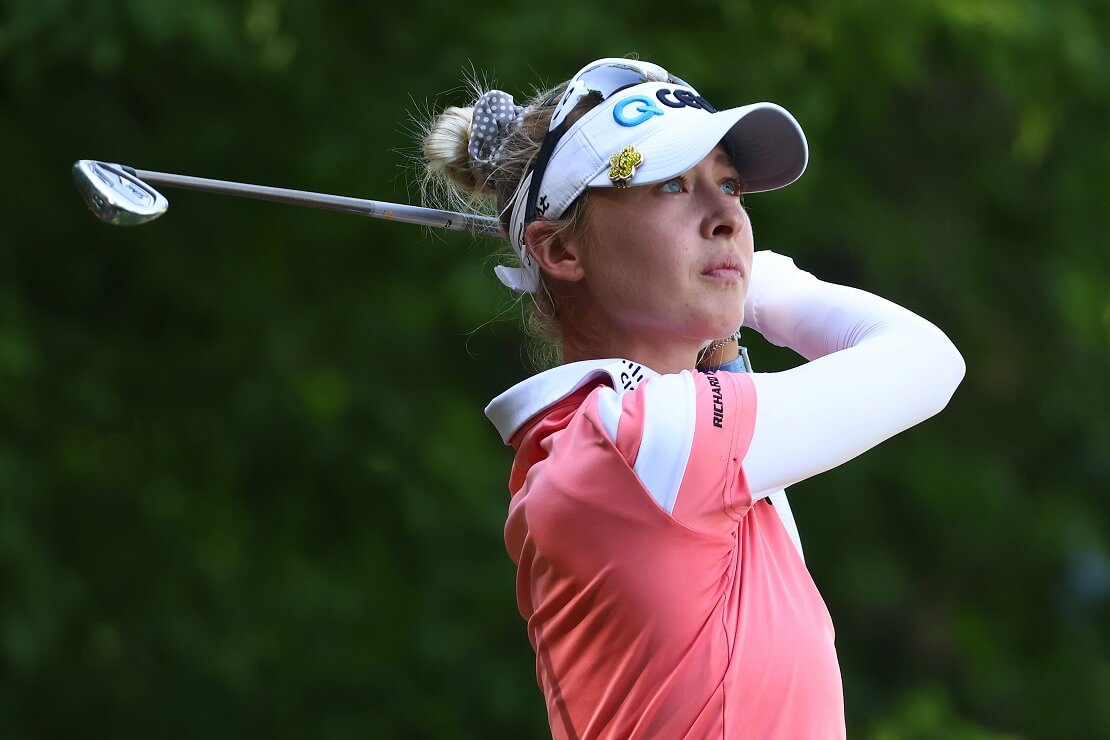 Nelly Korda schaut nach einem Schlag dem Ball hinterher