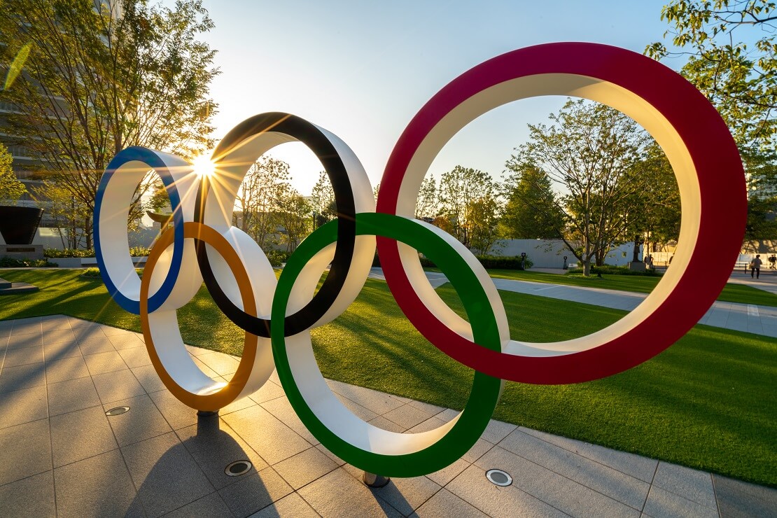 Olympische Ringe vor der Sonne