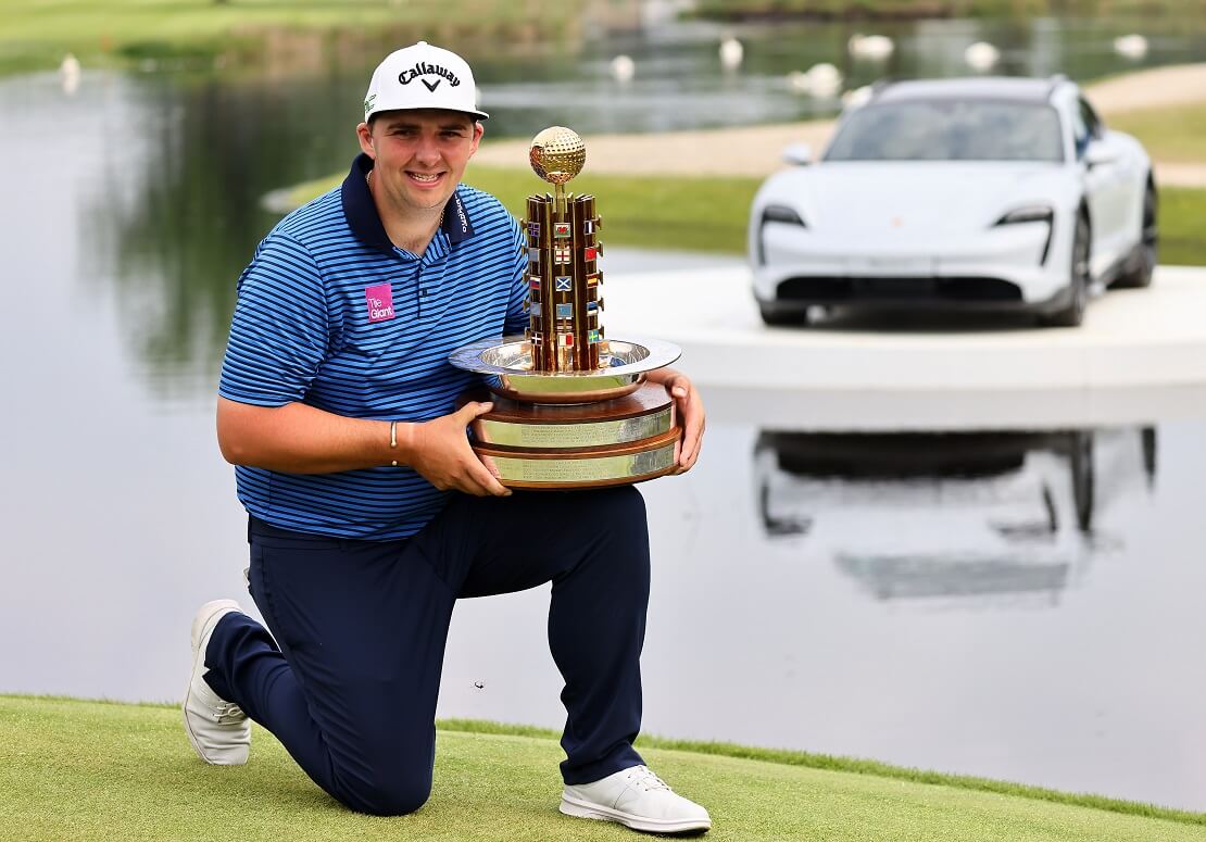 Marcus Armitage mit der Trophäe der Porsche European Open