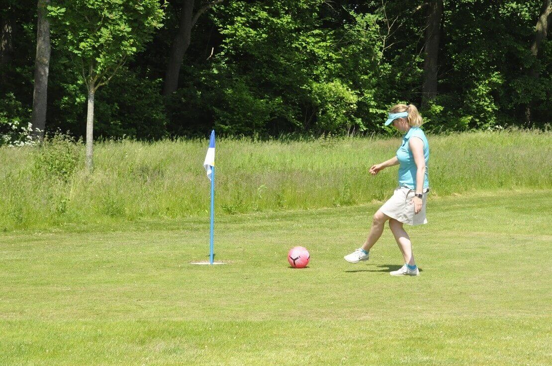 Frau beim Footgolf im Golfpark Strelasund