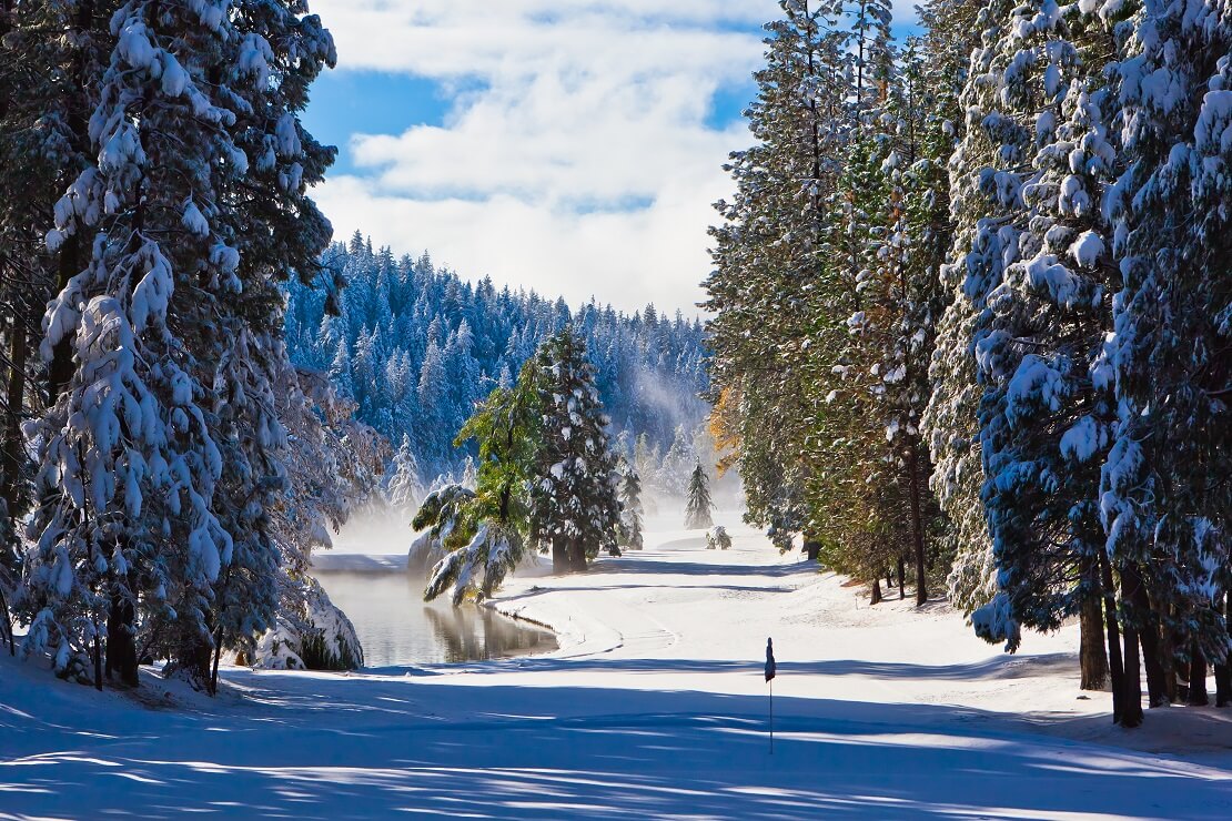 Schneebedeckte Golfbahn