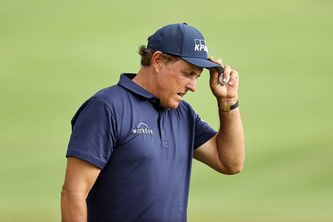 Phil Mickelson schaut bedrückt nach unten