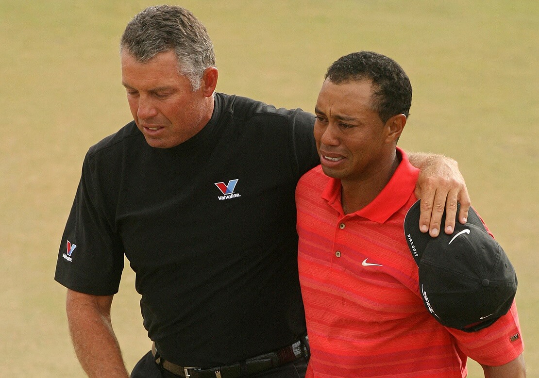 Tiger Woods weint im Arm seines Caddies