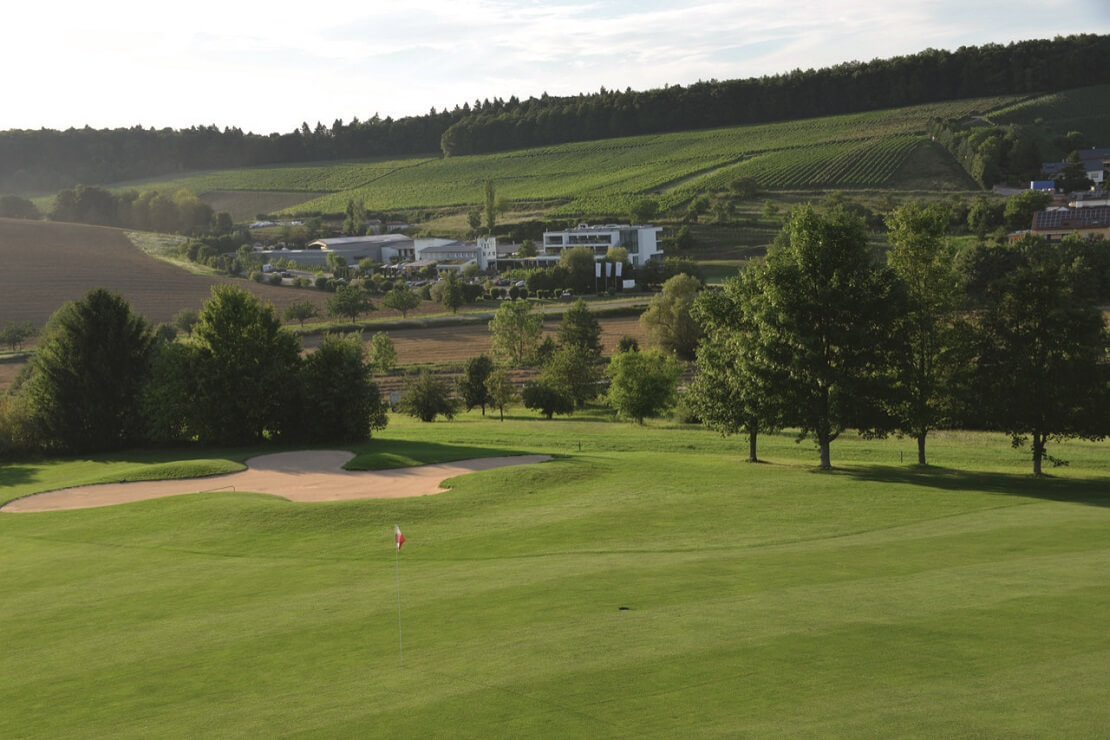 Golfkurs Heitlinger Hof mit Blick auf Weinberge