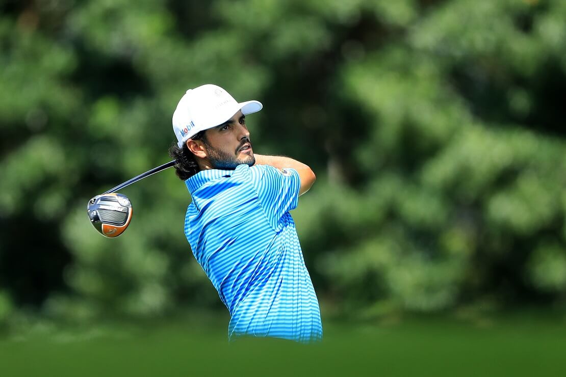 Abraham Ancer hält den Schläger hinter dem Rücken