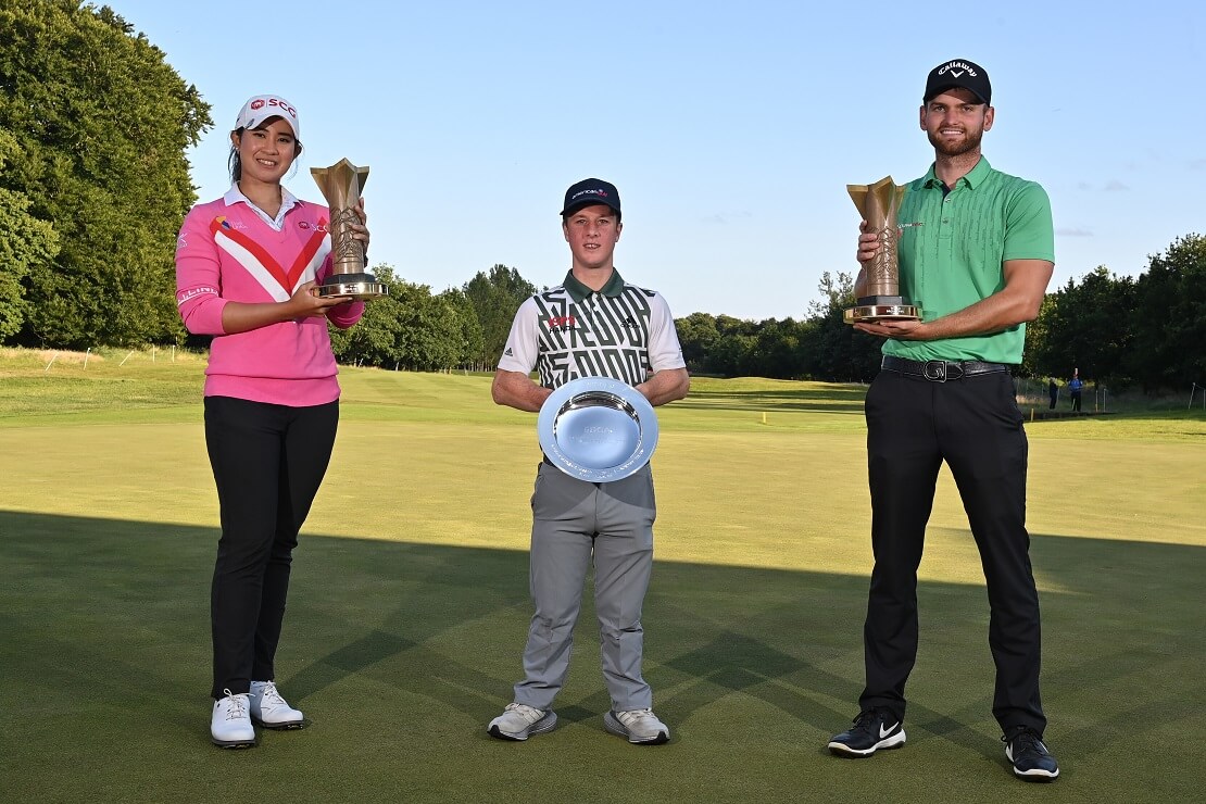 Panjaree Anannarukarn, Brendan Lawlor und Daniel Gavins mit Trophäen