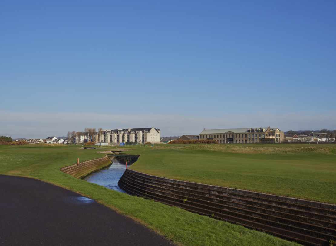 Der Golfplatz Carnpustie Links. im Vordergrund ein Wassergraben