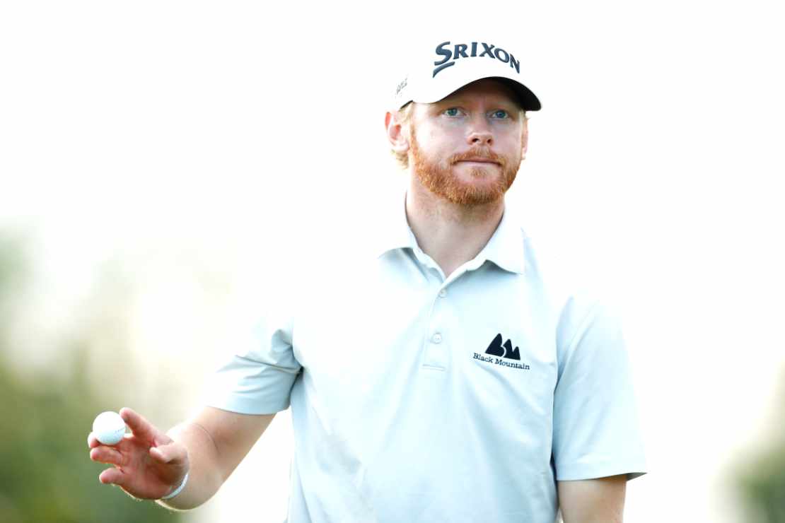 Sebastian Soderberg in hellblauem Poloshirt mit einem Golfball in der Hand