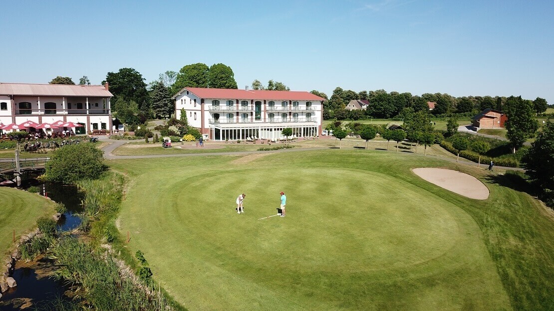 Dronenfoto des Golfpark Strelasund