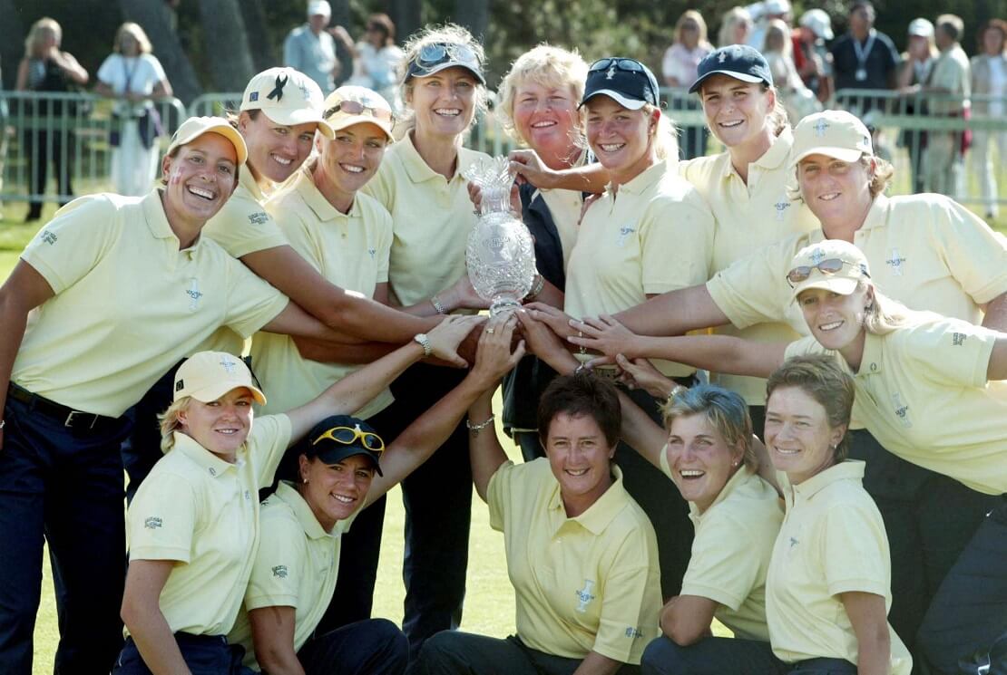 Das europäische Team mit der Trophäe des Solheim Cup