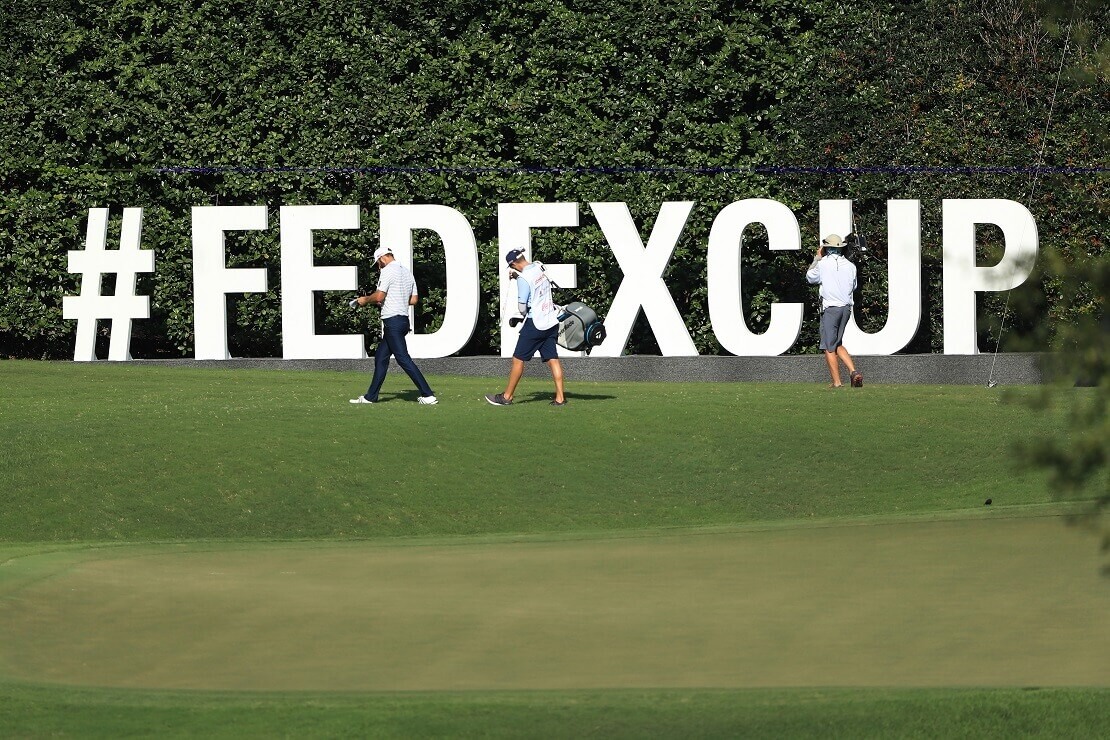 FedEx Cup Aufsteller auf Golfplatz