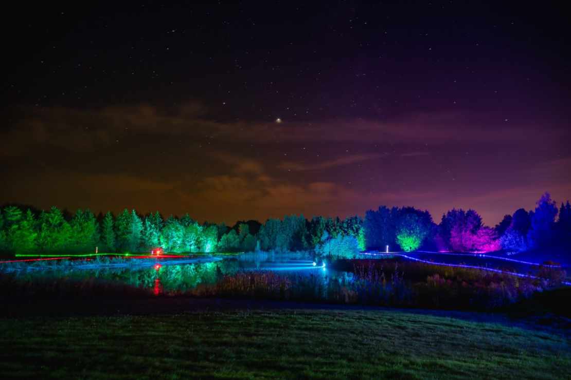 Ein beleuchteter Golfplatz bei Nacht