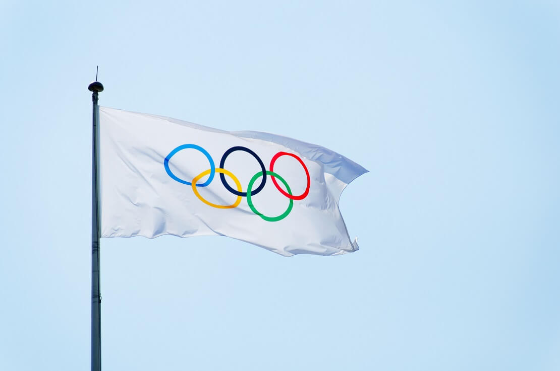 Olympische Flagge weht im Wind