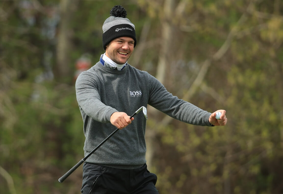 Martin Kaymer hält Ball und Schläger in der Hand