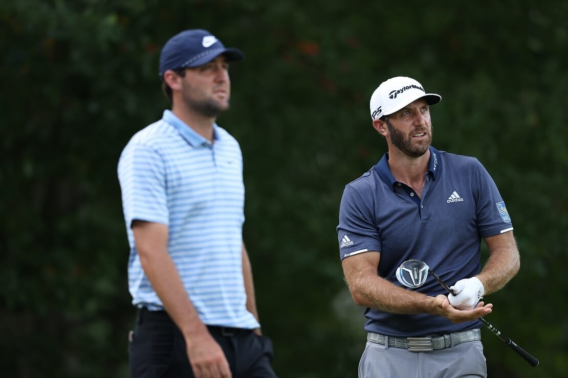 Scottie Scheffler und Dustin Johnson schauen einem Ball hinterher