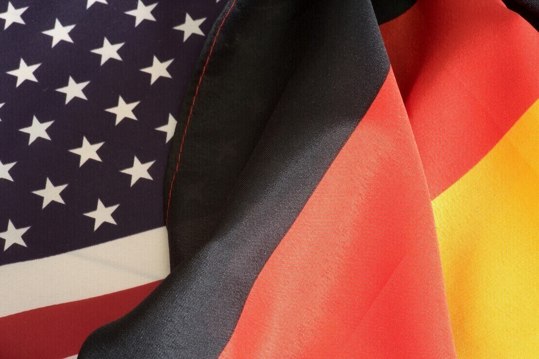 Flaggen von Deutschland und den USA übereinander