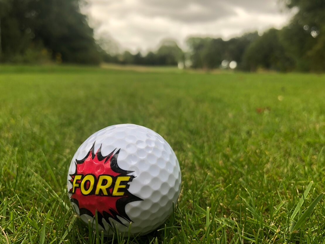 Fore-Golfball auf Rasen