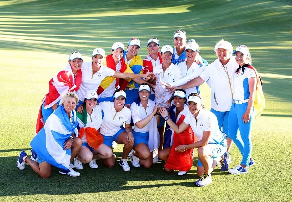 Team Europa mit Trophäe des Solheim Cup