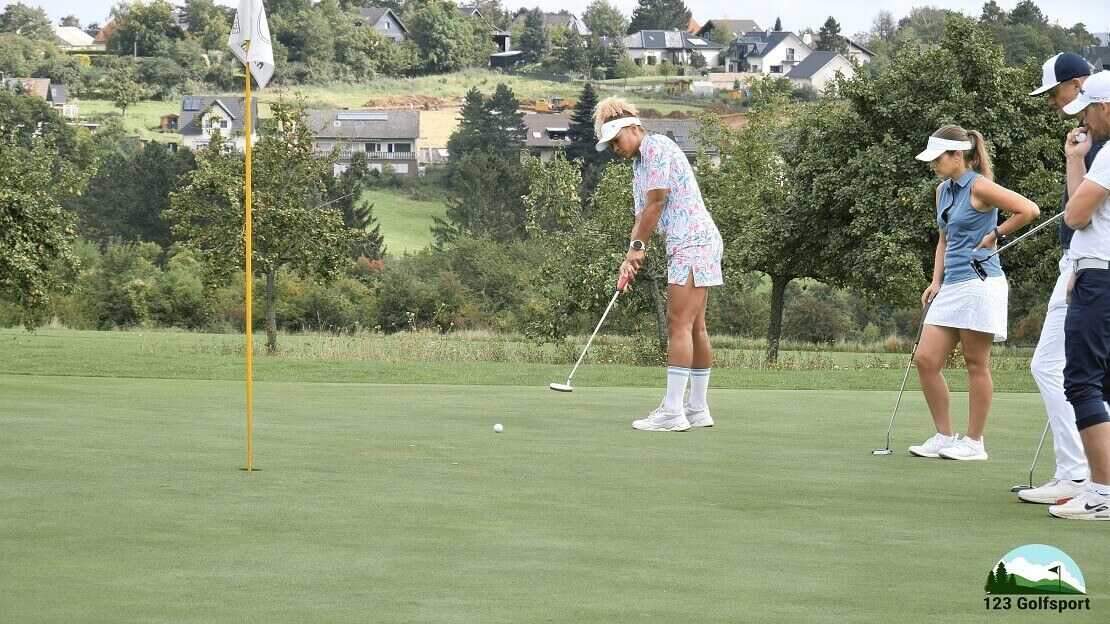 Diana Schneider puttet den Ball in Richtung Loch