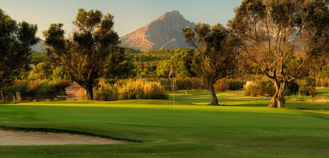 Golf Santa Ponsa auf Mallorca mit Bergen im Hintergrund