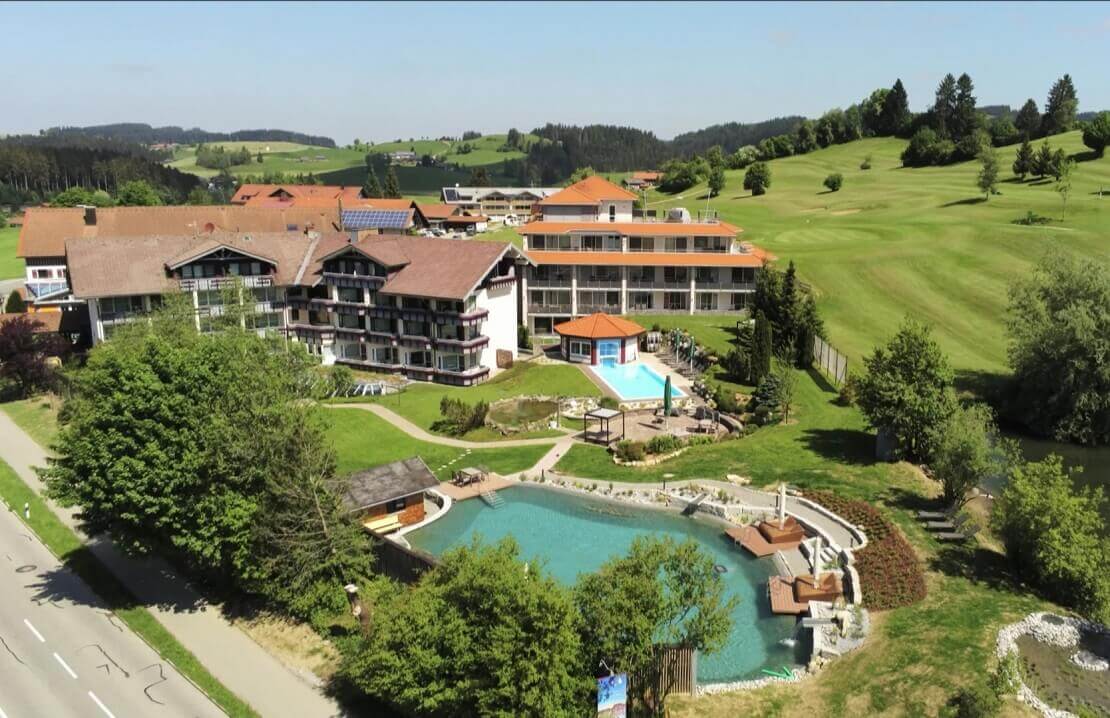 Hotel Dein Engel und Golfplatz Oberstaufen Drohnenaufnahme