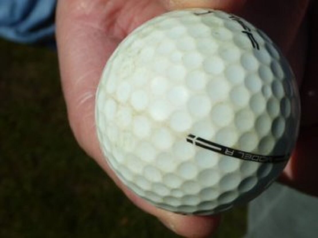 Verschmutzungen am Golfball Wilson Staff Model R