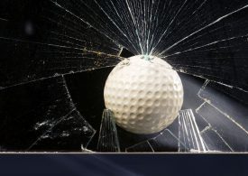 Golfball fliegt durch Scheibe