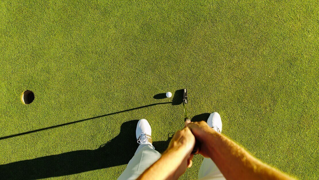 Golfer mit Putter von oben