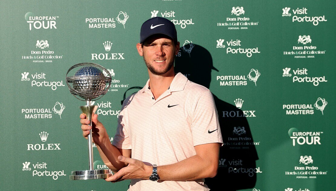 Thomas Pieters hält die Trophäe des portugal Masters