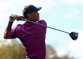 Tiger Woods hält den Schläger nach dem Abschlag hinter dem Rücken