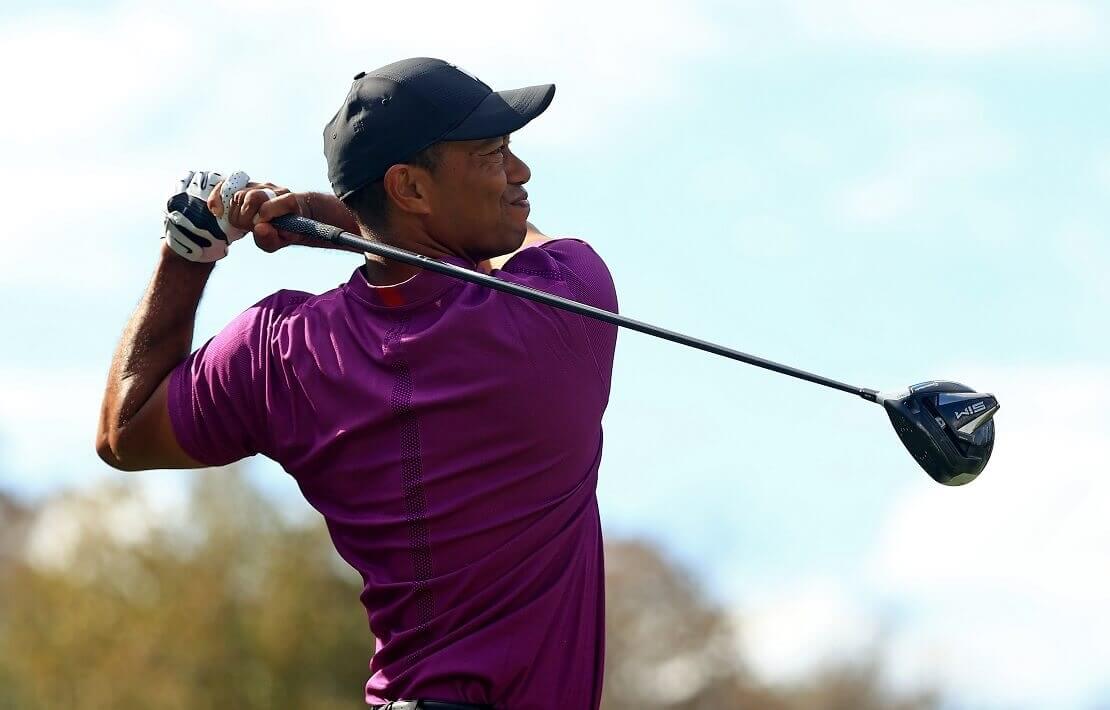 Tiger Woods hält den Schläger nach dem Abschlag hinter dem Rücken