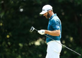 Dustin Johnson mit verärgertem Gesichtsausdruck und Schläger in der Hand