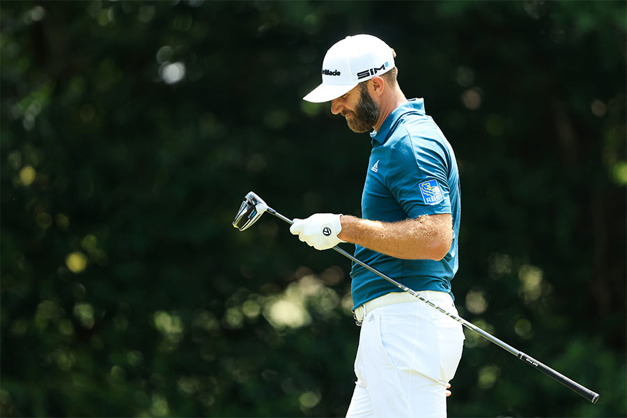 Dustin Johnson mit verärgertem Gesichtsausdruck und Schläger in der Hand