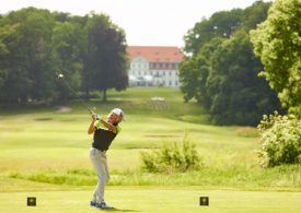 Golfer schlägt auf dem Schloss-Platz in Golf-Fleesensee ab