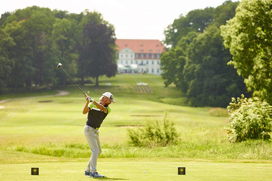 Golfer schlägt auf dem Schloss-Platz in Golf-Fleesensee ab