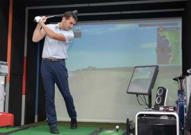 Golfer in Indoor-Anlage