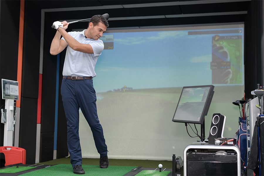 Golfer in Indoor-Anlage